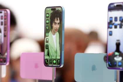 Display of iPhone 16 models in different colours.