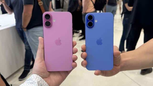 Two iPhone 16 models in pink and blue.